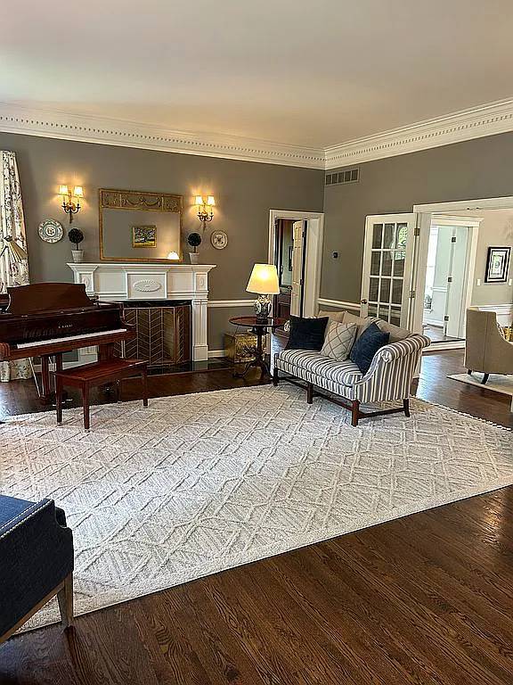 4 Countryside Ln, Frontenac, MO 63131