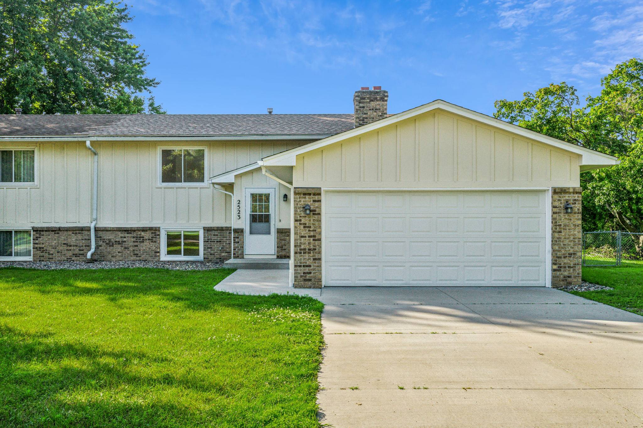 2523 Birchview Ln, Hopkins, MN 55305-3111