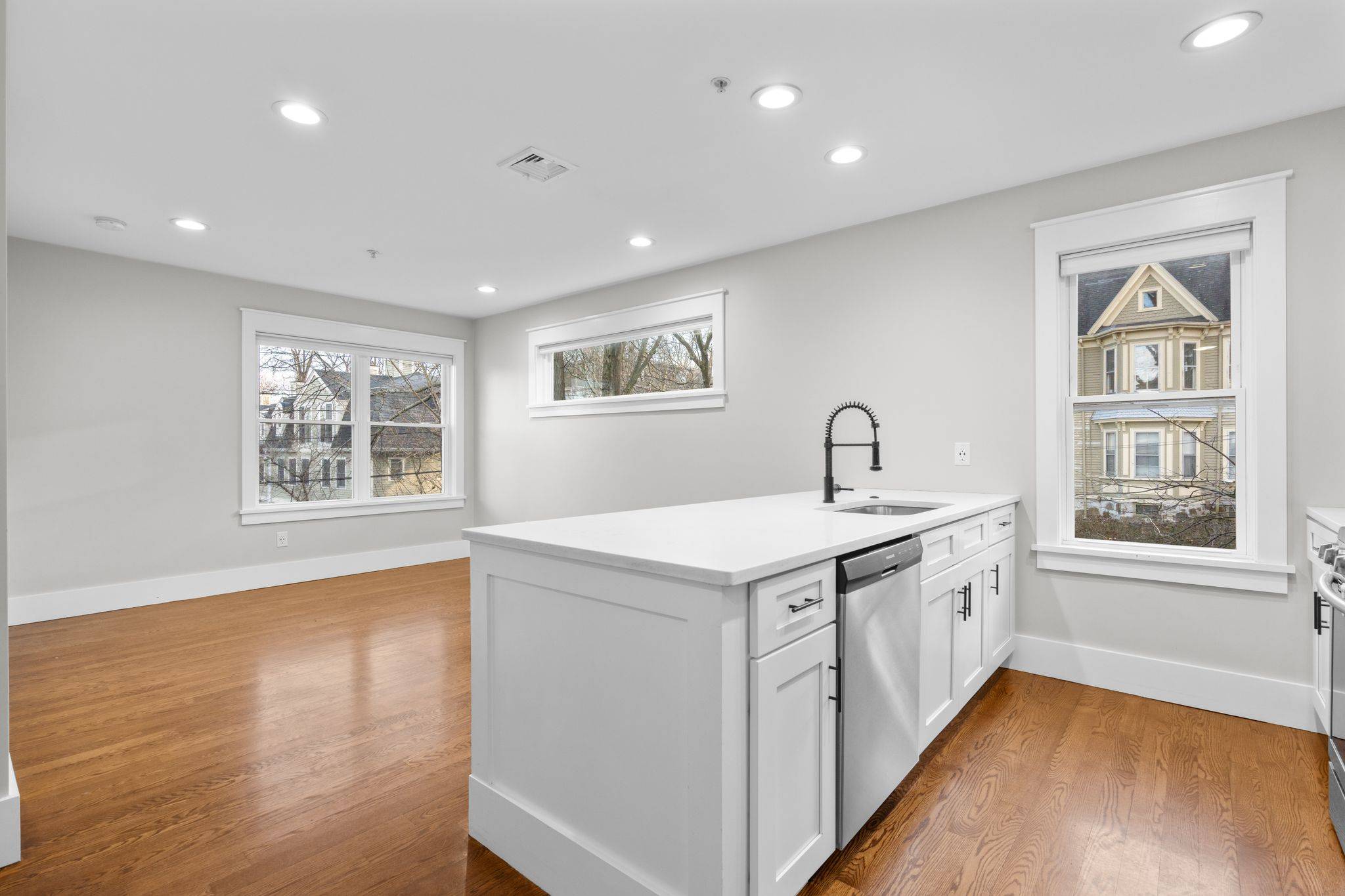 189 Chestnut Ave #1L, Jamaica Plain, MA 02130-4400