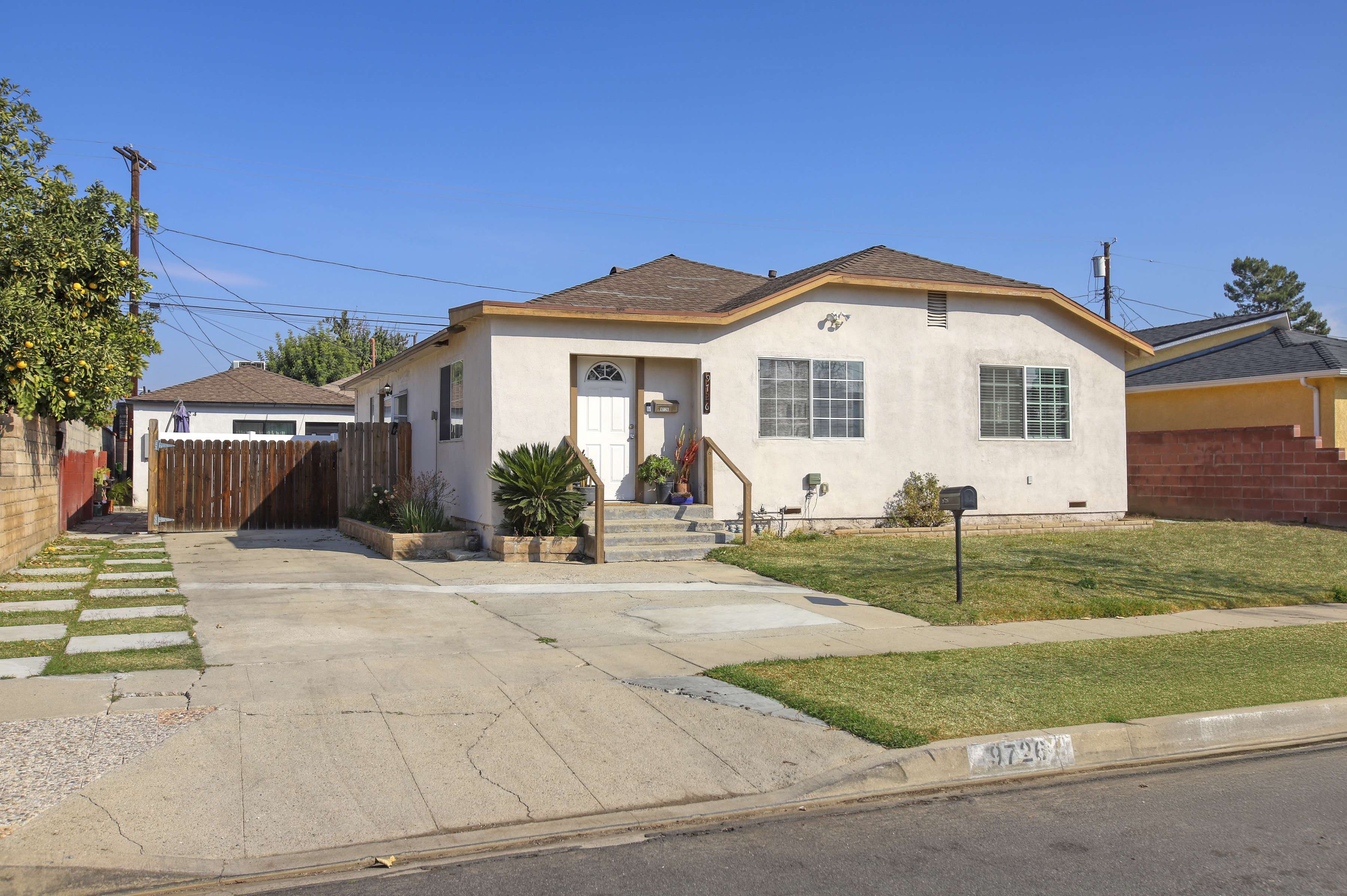 Los Angeles, CA 91331,9726 Mercedes Avenue