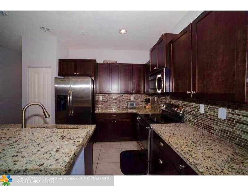 Pompano Beach, FL 33060,136 SW 7th Ct  #136