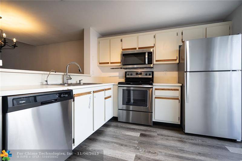 Pompano Beach, FL 33060,25 SW 3rd St  #25