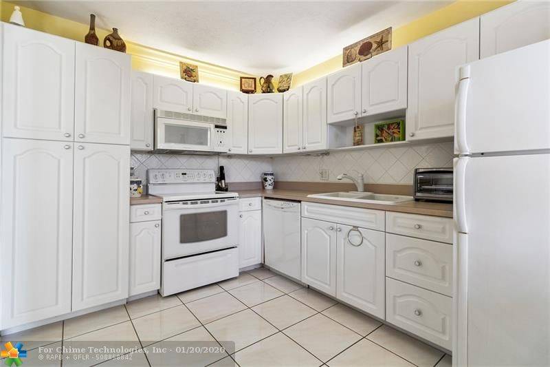 Weston, FL 33326,382 Lakeview Dr  #202