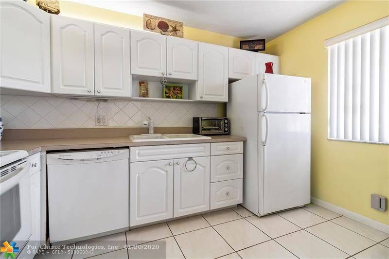 Weston, FL 33326,382 Lakeview Dr  #202