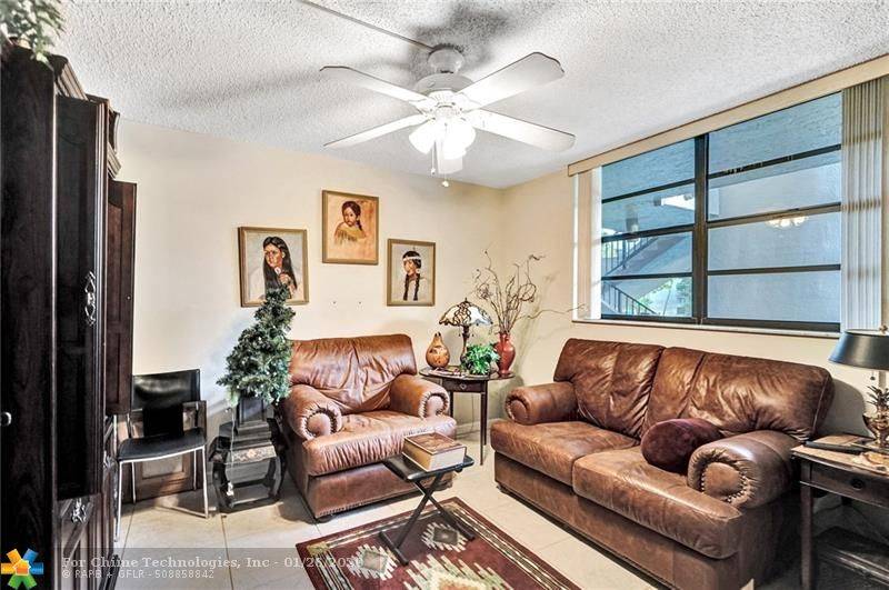 Pembroke Pines, FL 33026,1101 Colony point Cir  #301