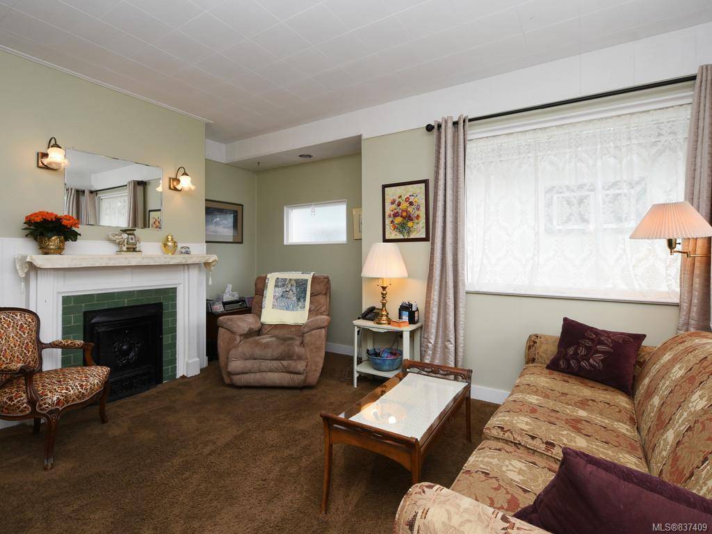 Esquimalt, BC V9A 4R3,818 Anderson Ave