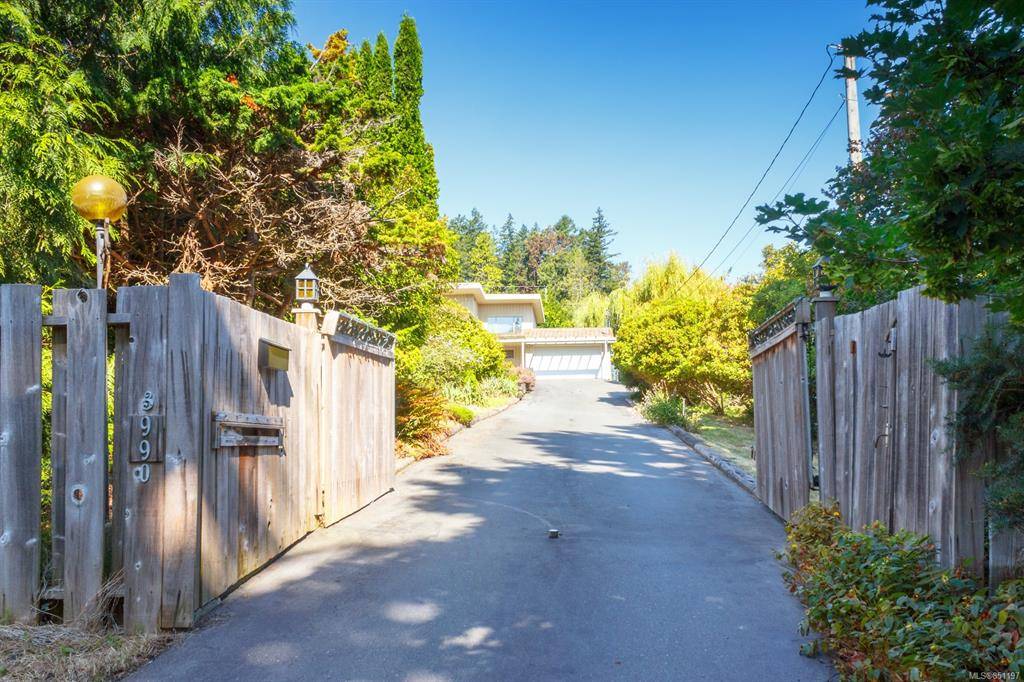 Saanich, BC V8N 4A1,3990 Locarno Lane
