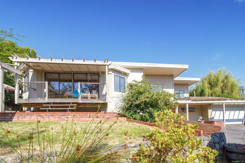 Saanich, BC V8N 4A1,3990 Locarno Lane