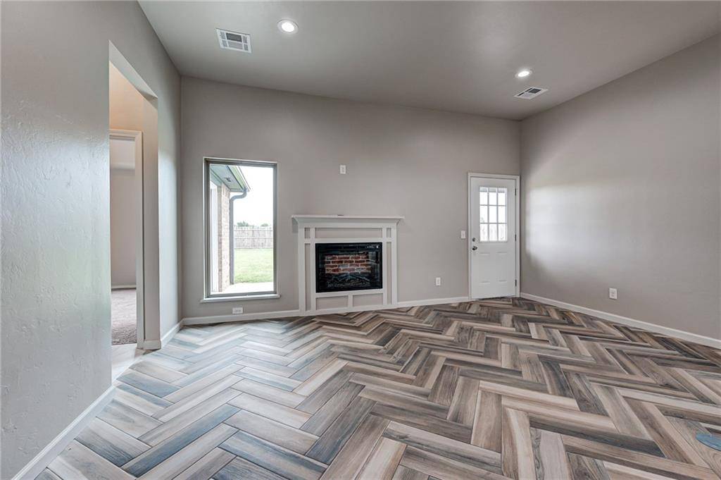 Moore, OK 73160,613 SW 6th Street