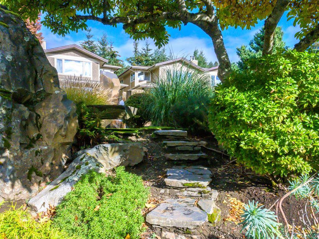 3032 Waterstone Way #203, Nanaimo, BC V9T 6S8