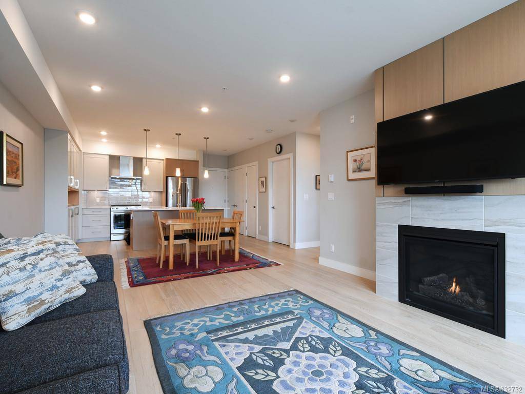 Sidney, BC V8L 4N3,2447 Henry Ave #102