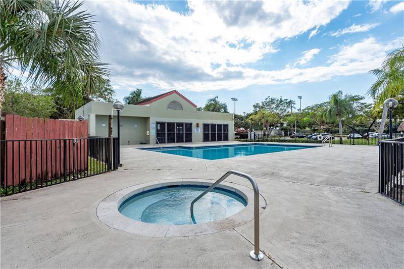 Oakland Park, FL 33309,212 Lake Pointe Dr  #112