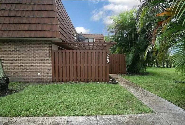 Davie, FL 33325,753 SW 120 way  #753