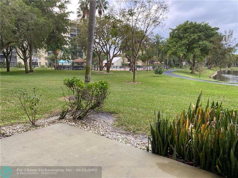 Pompano Beach, FL 33069,2112 S Cypress Bend Dr  #107