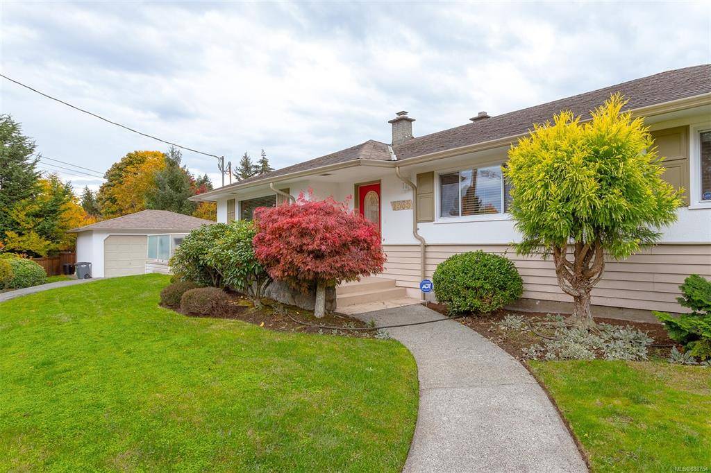 Saanich, BC V8P 2S1,1365 Moorgreen Pl