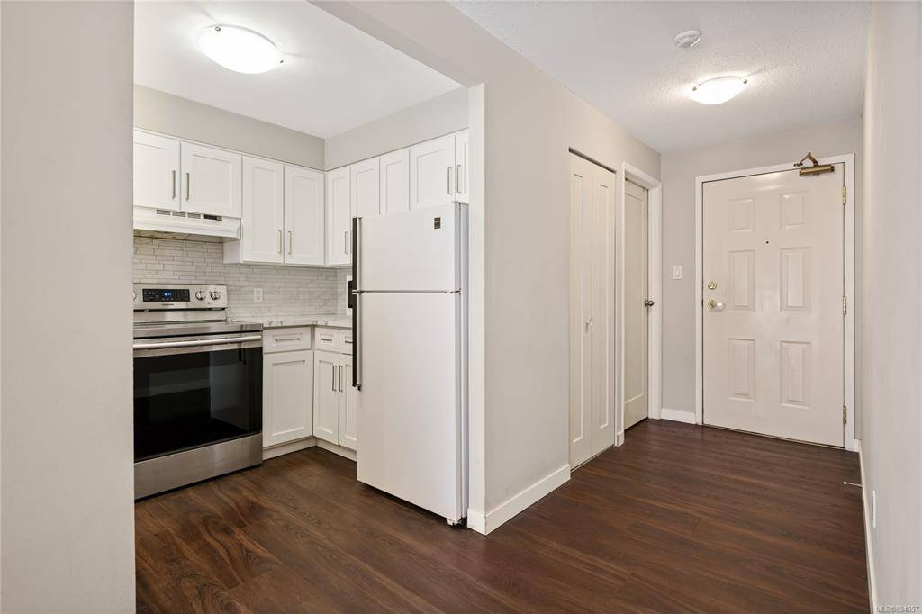 Nanaimo, BC V9R 6K3,30 Cavan St #204