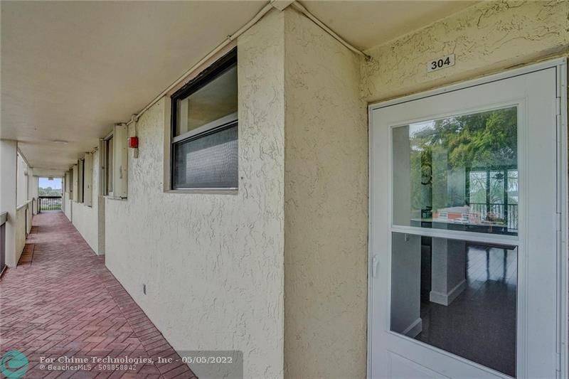 Oakland Park, FL 33309,112 LAKE EMERALD DR  #304