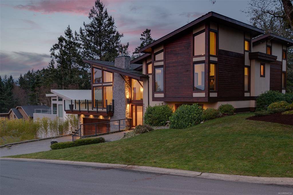 Central Saanich, BC V8M 1J2,6897 McKenna Crt