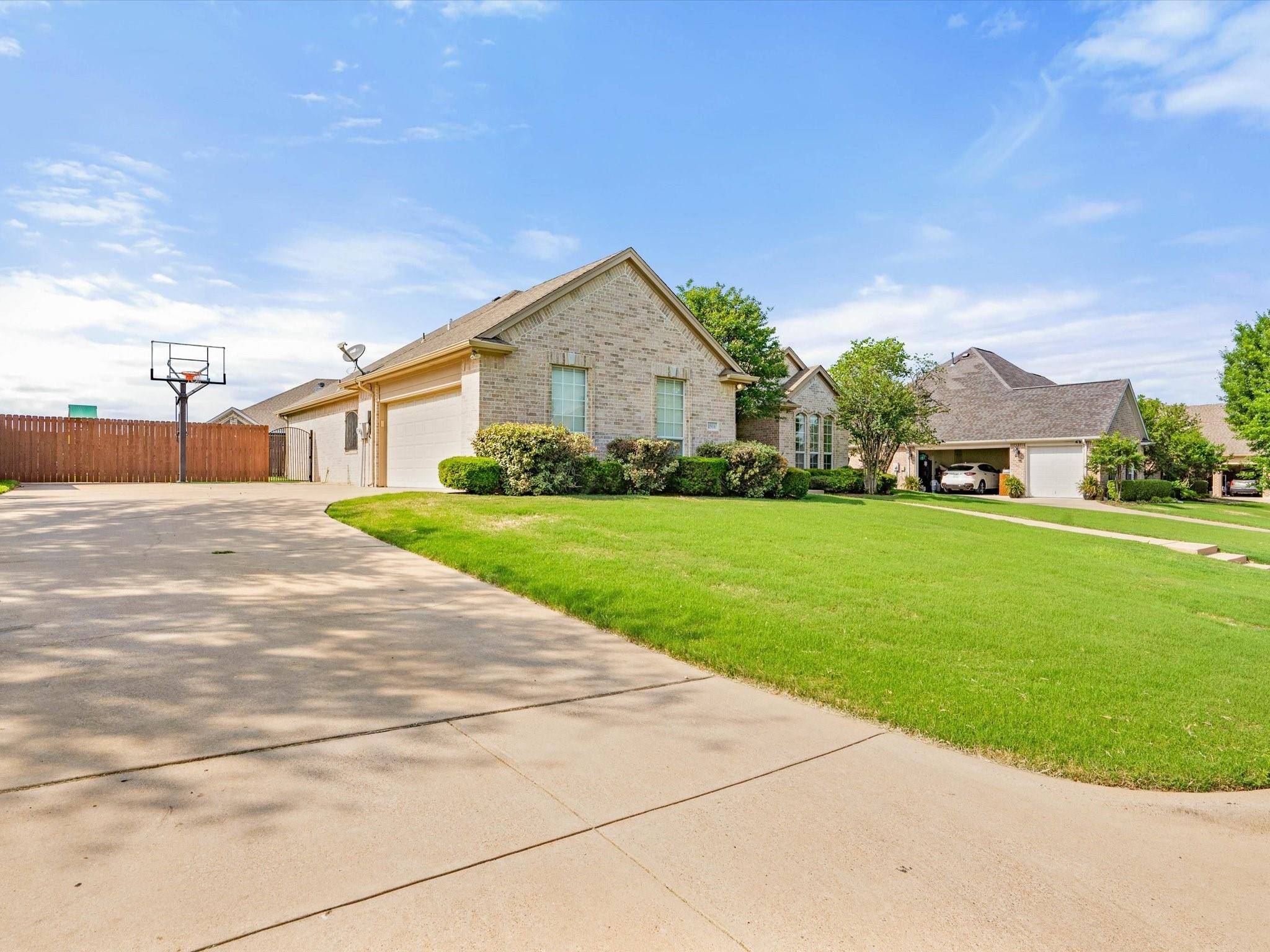 Cleburne, TX 76033,1506 Leaning Oak Lane