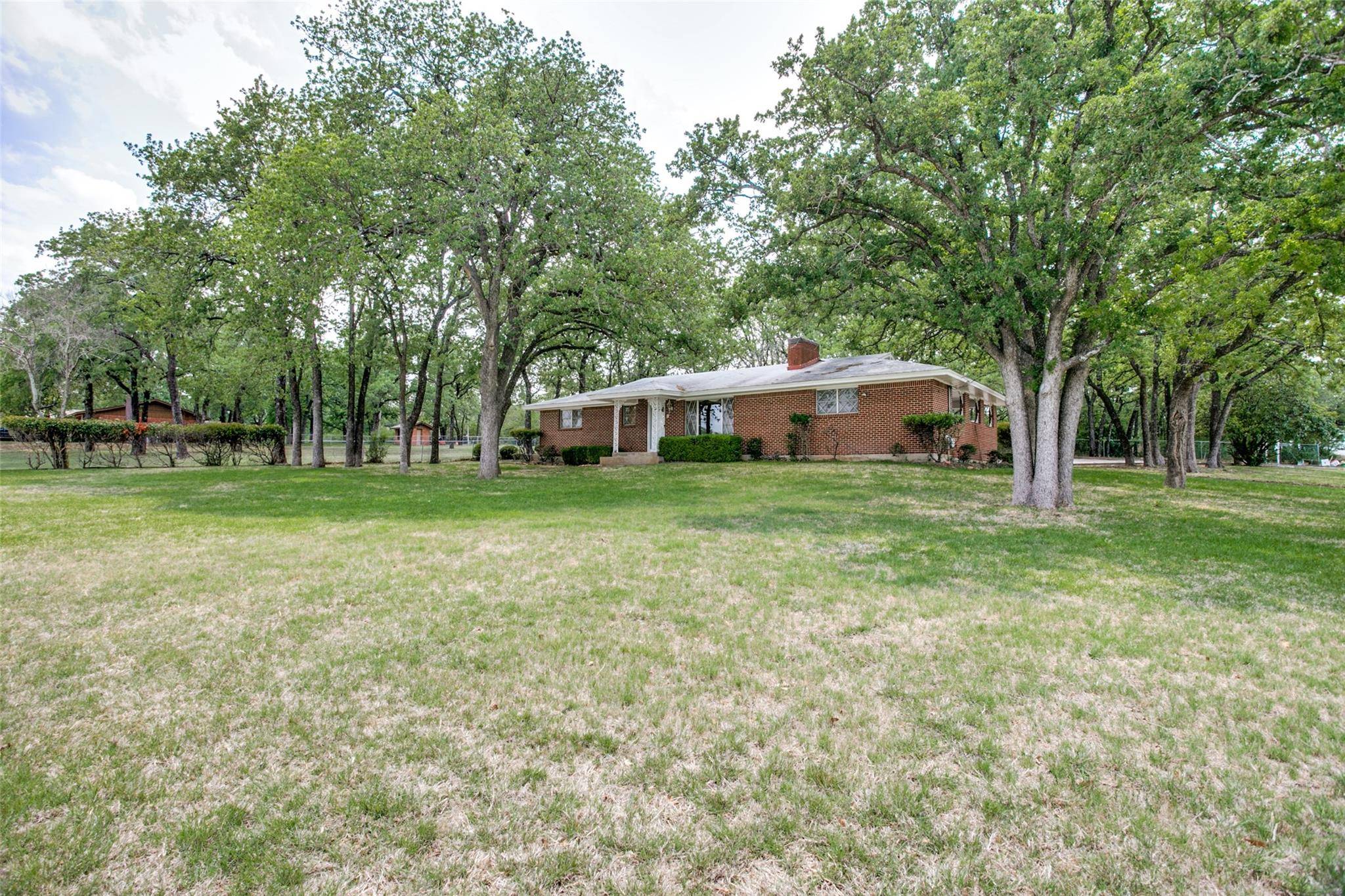 Azle, TX 76020,325 Breezy Lane