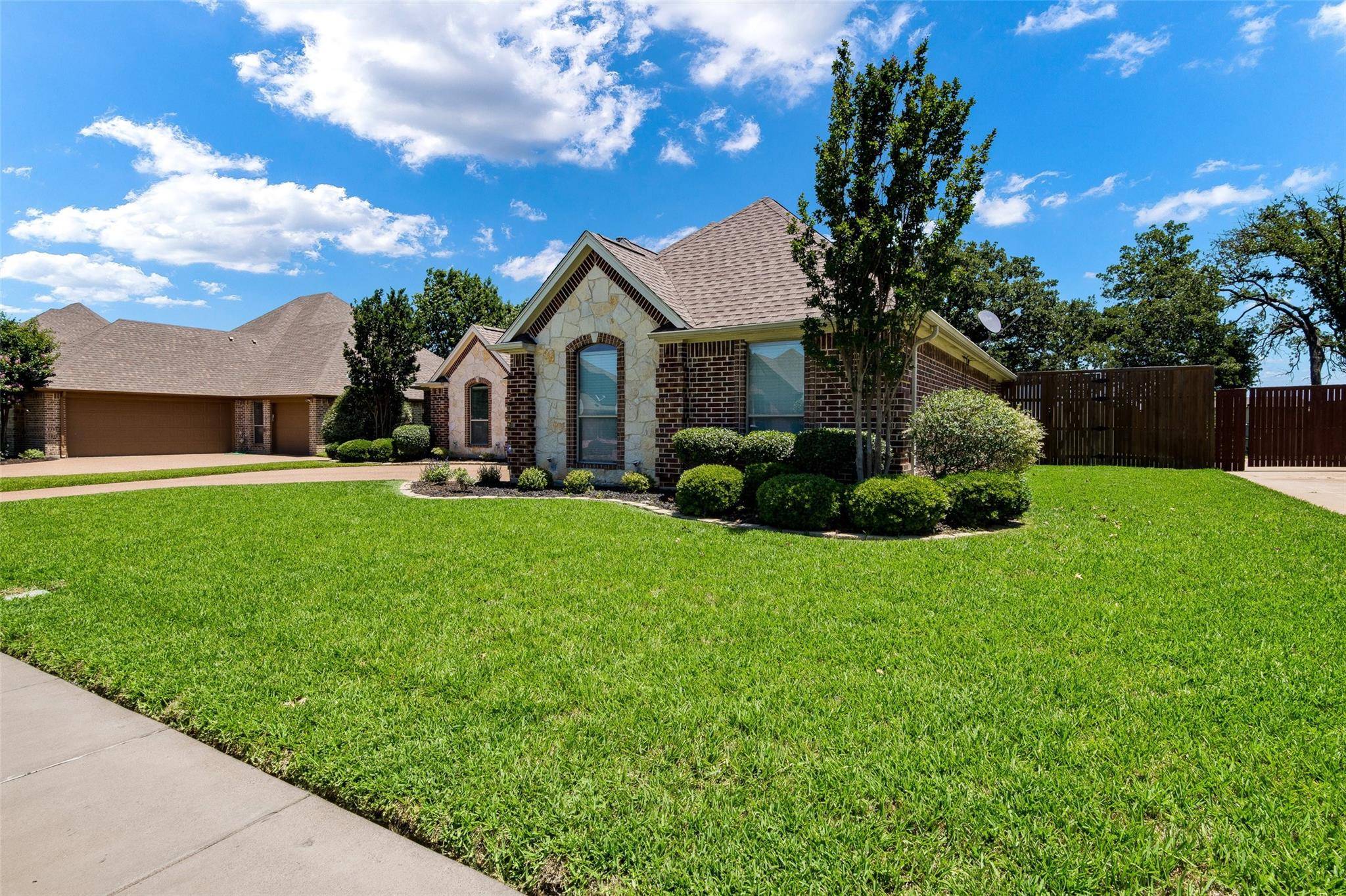 Arlington, TX 76001,8117 Oak Hollow Drive