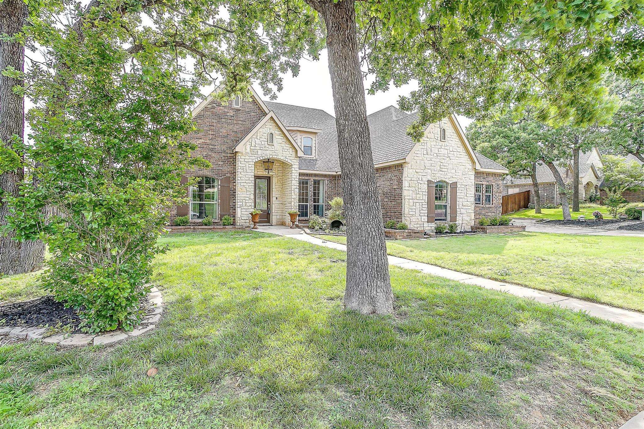 Burleson, TX 76028,901 Bridle Path