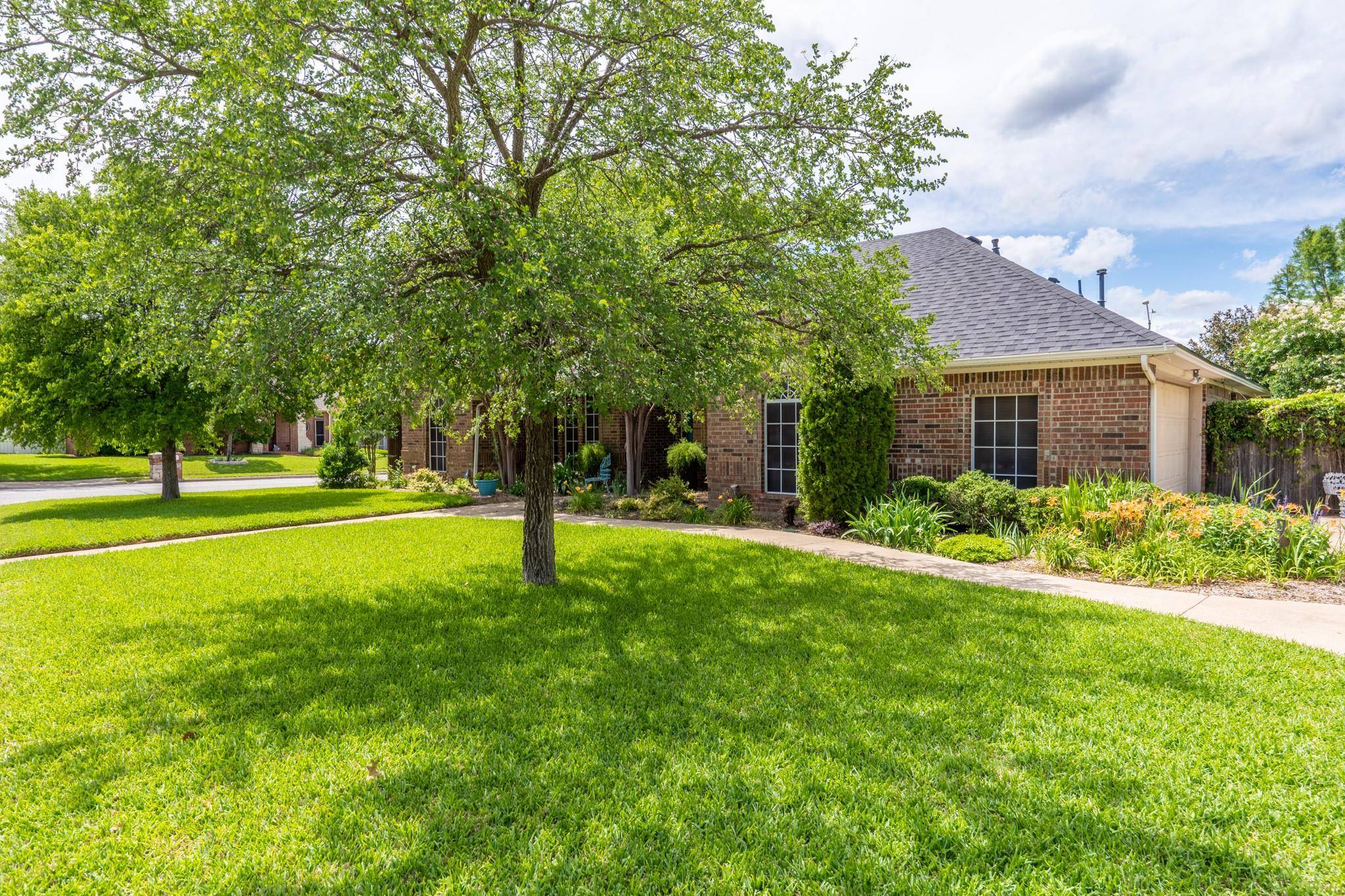 Burleson, TX 76028,901 Dylan Court