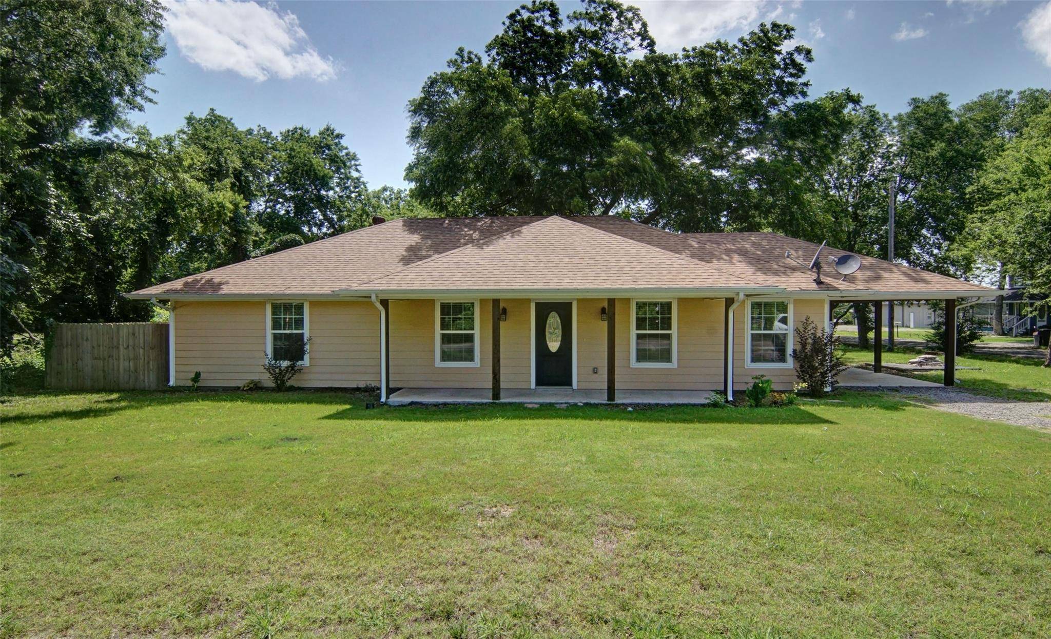 Trenton, TX 75490,608 Carrie Mabrie Street