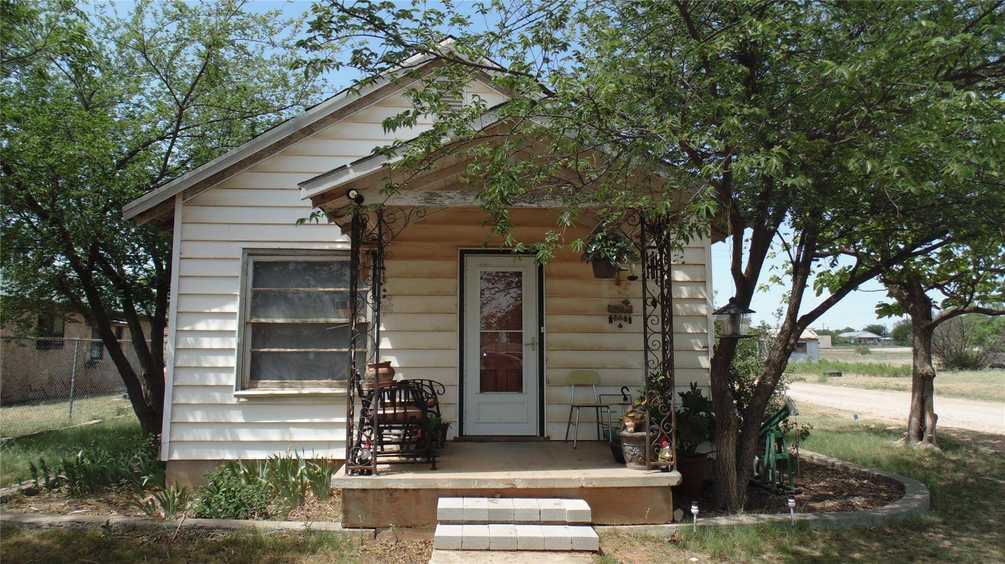 Lawn, TX 79530,702 MAIN Street