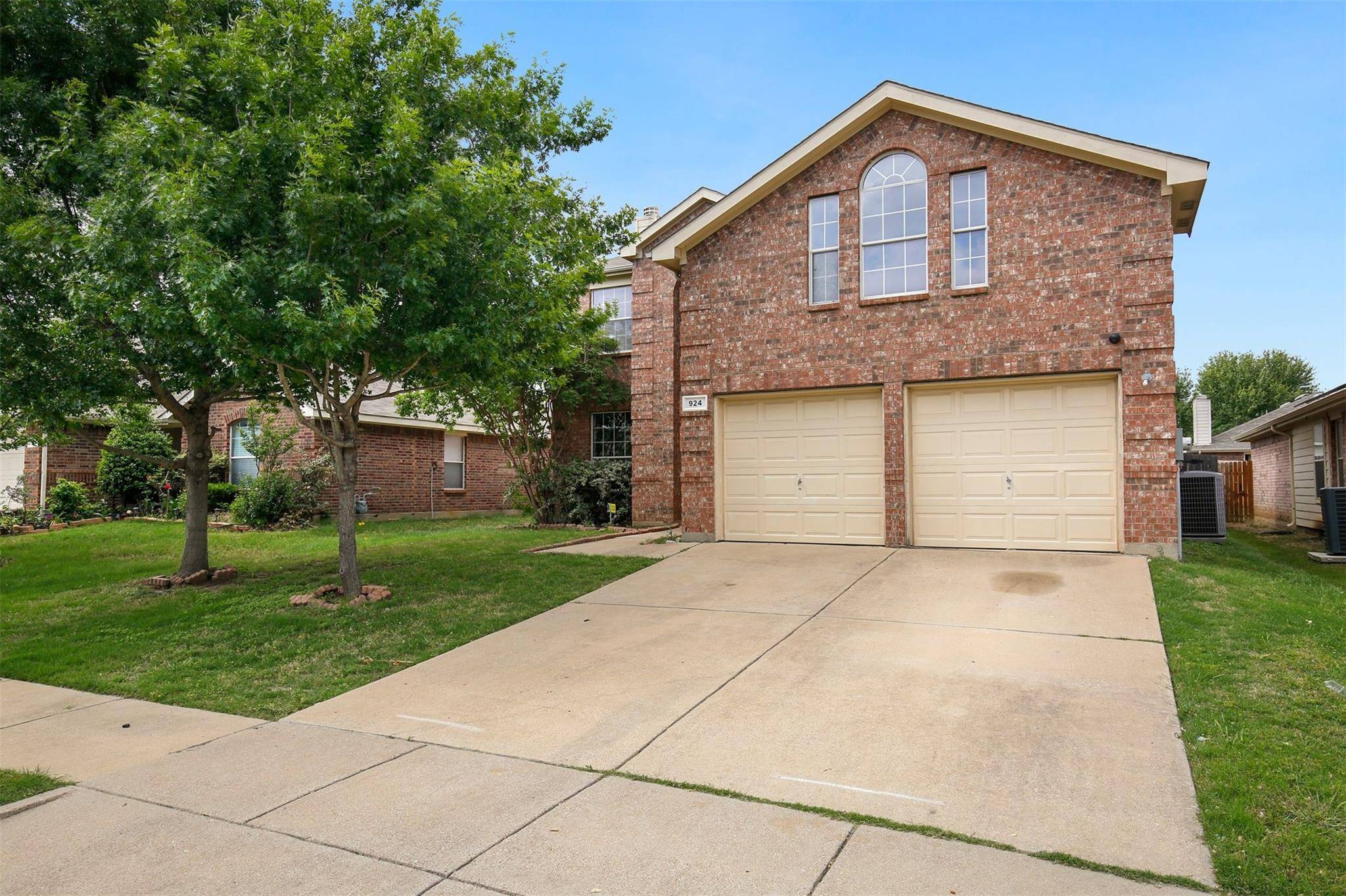 Grand Prairie, TX 75052,924 Pinebrook Drive