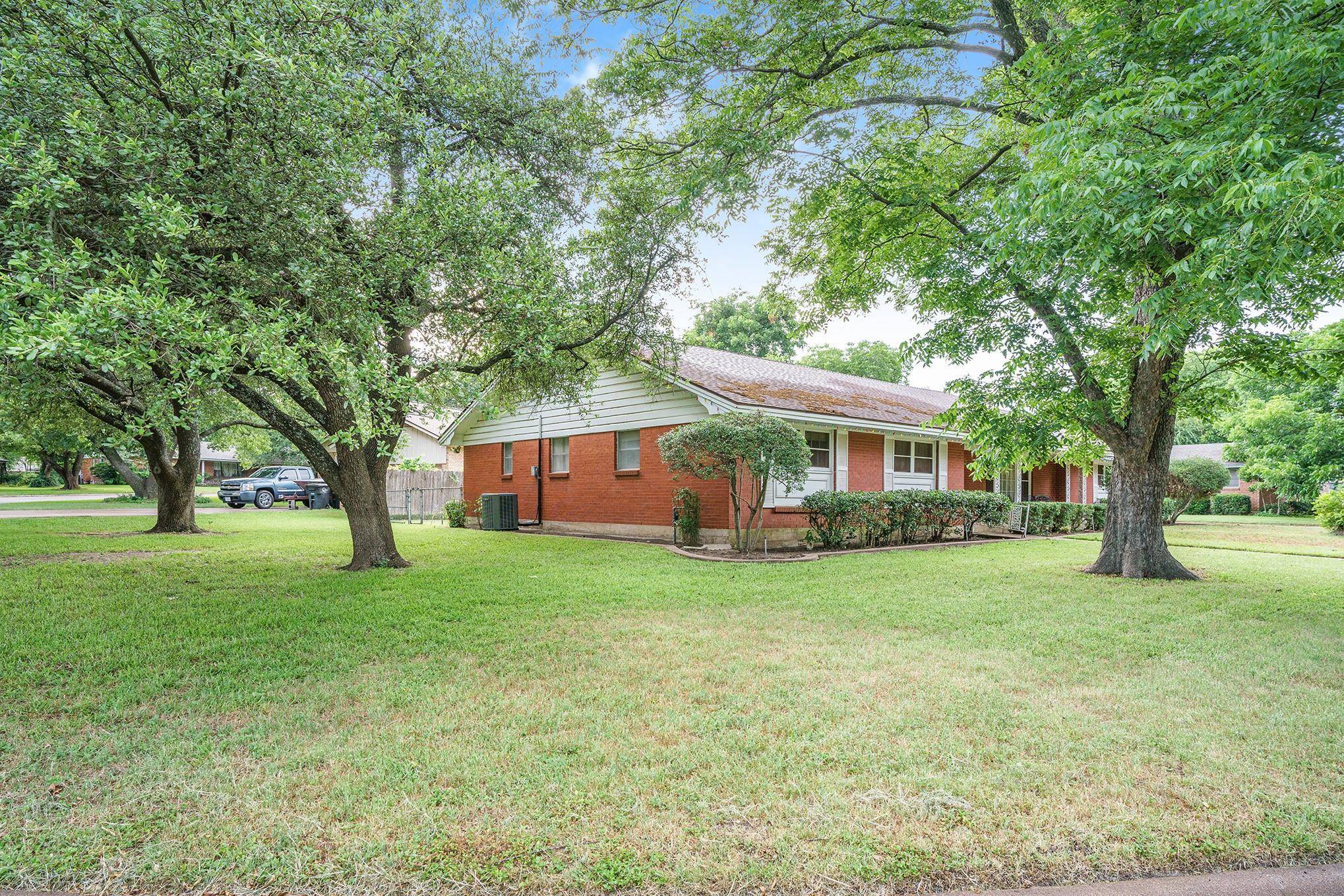 Cleburne, TX 76033,810 S Colonial Drive