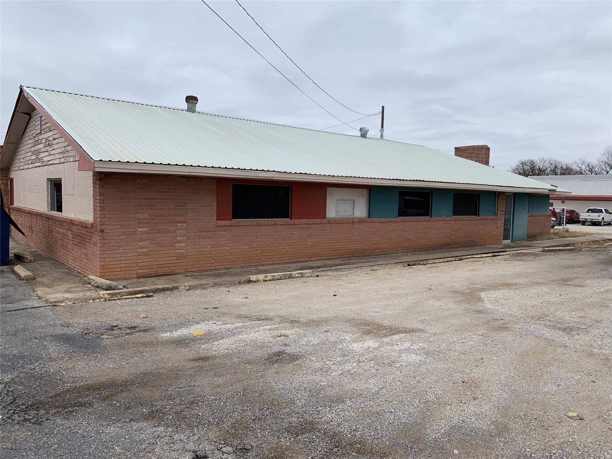 Nocona, TX 76255,1423 E Highway 82