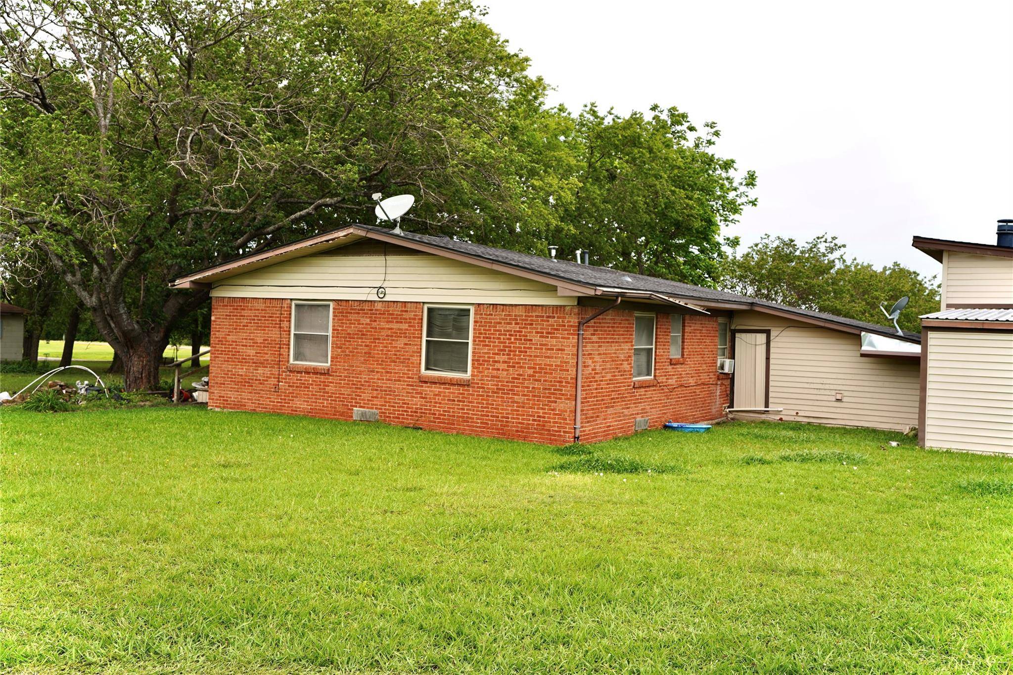 Leonard, TX 75452,407 W Grayson