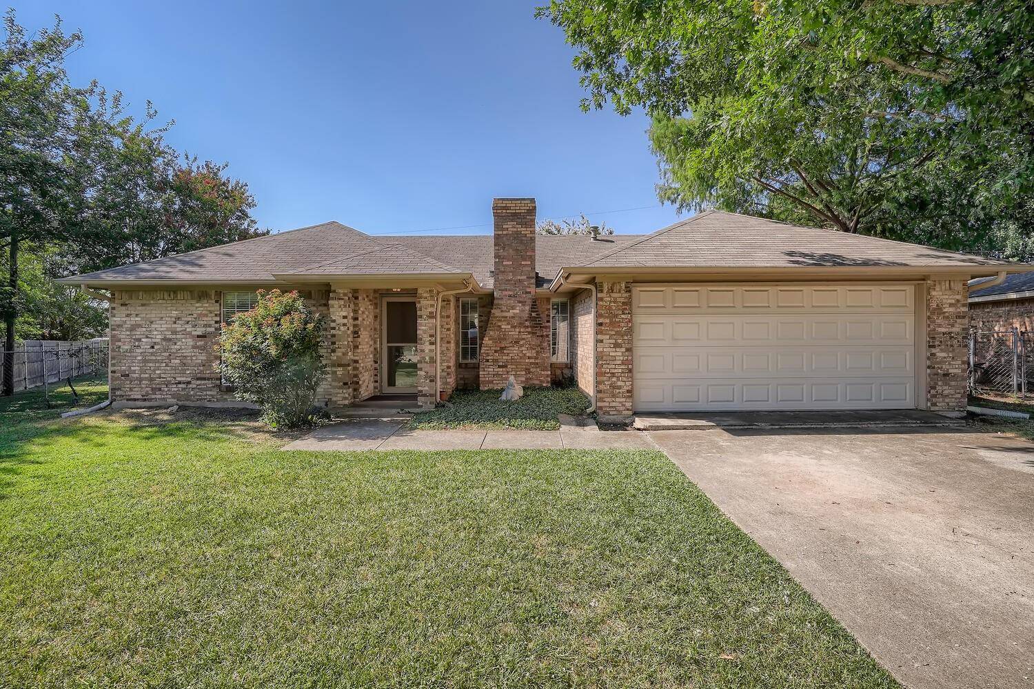 Desoto, TX 75115,520 E Robin Court