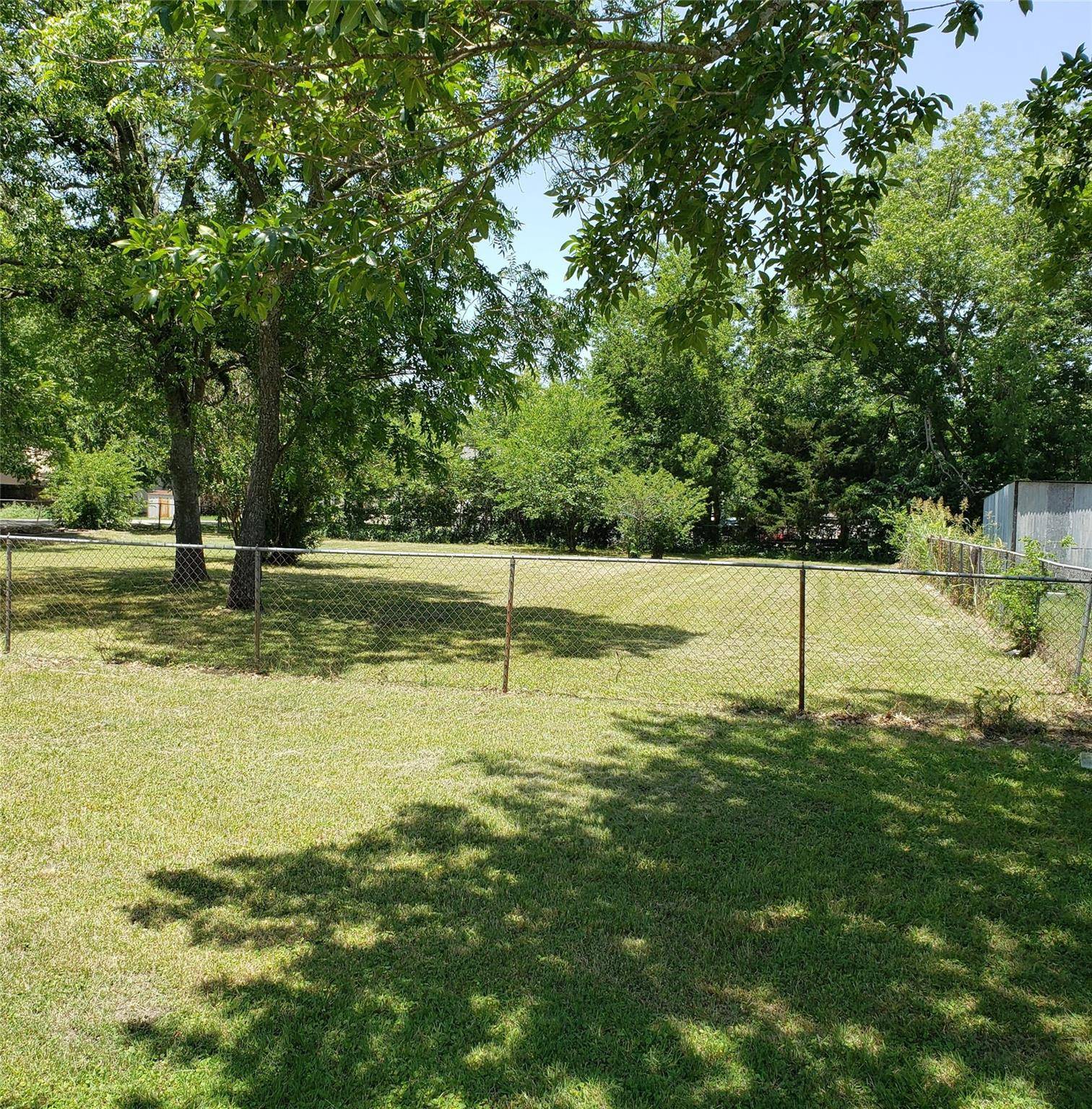 Leonard, TX 75452,400 E Grayson Street #11