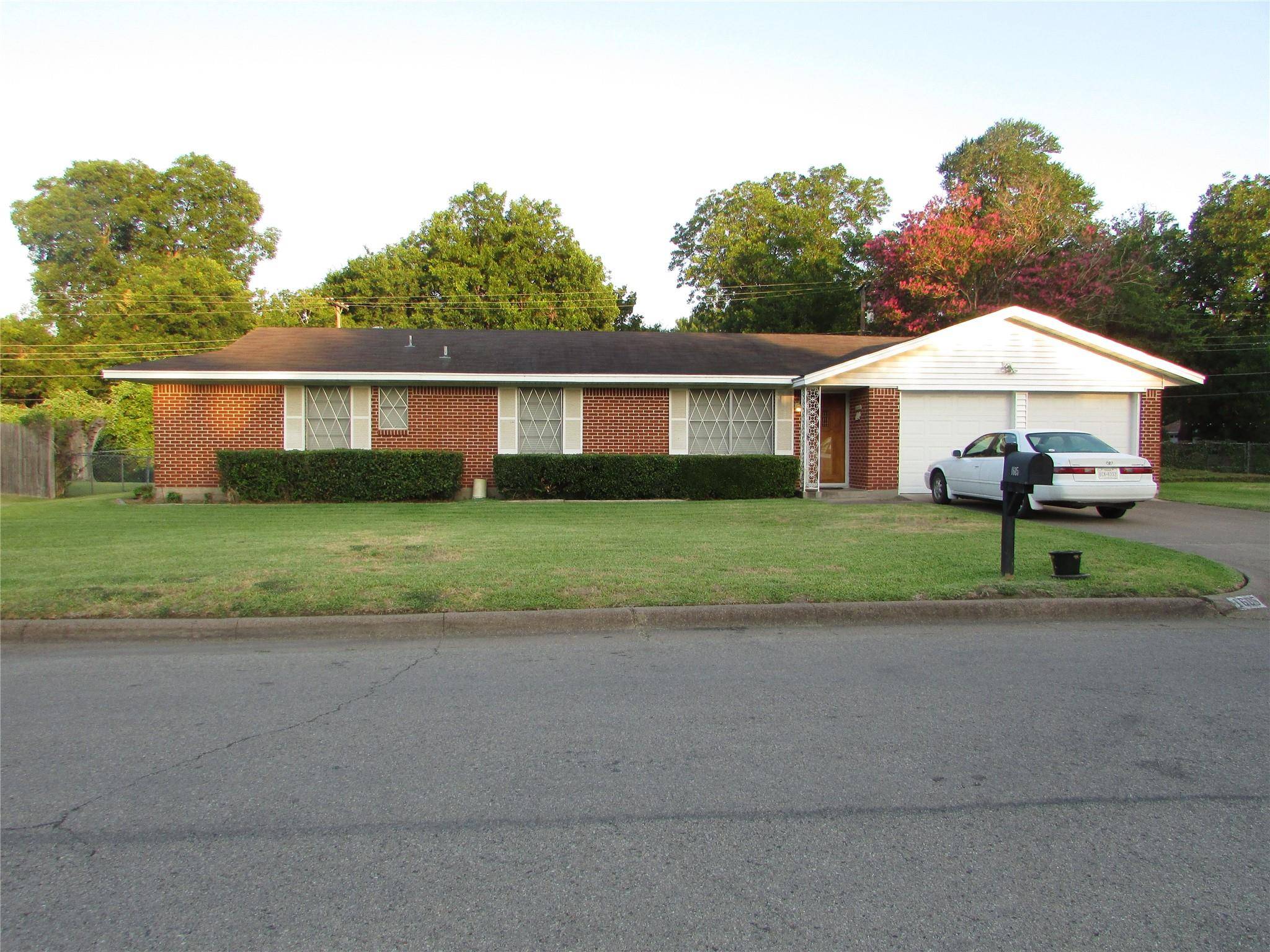 Ennis, TX 75119,1605 Lyndale Drive