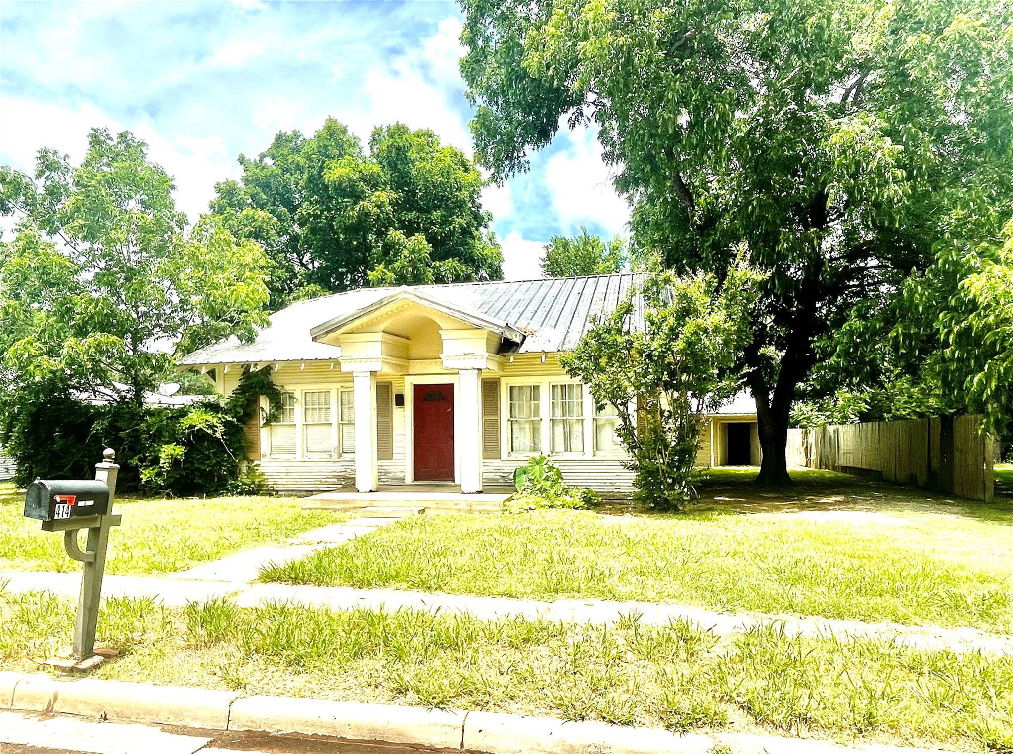 Wortham, TX 76693,414 Elmo Street