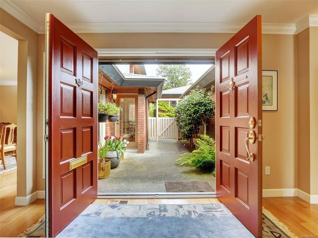 Oak Bay, BC V8R 6H4,2345 Cedar Hill Cross Rd #123