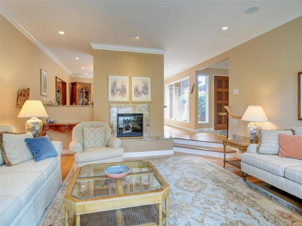 Oak Bay, BC V8R 6H4,2345 Cedar Hill Cross Rd #123