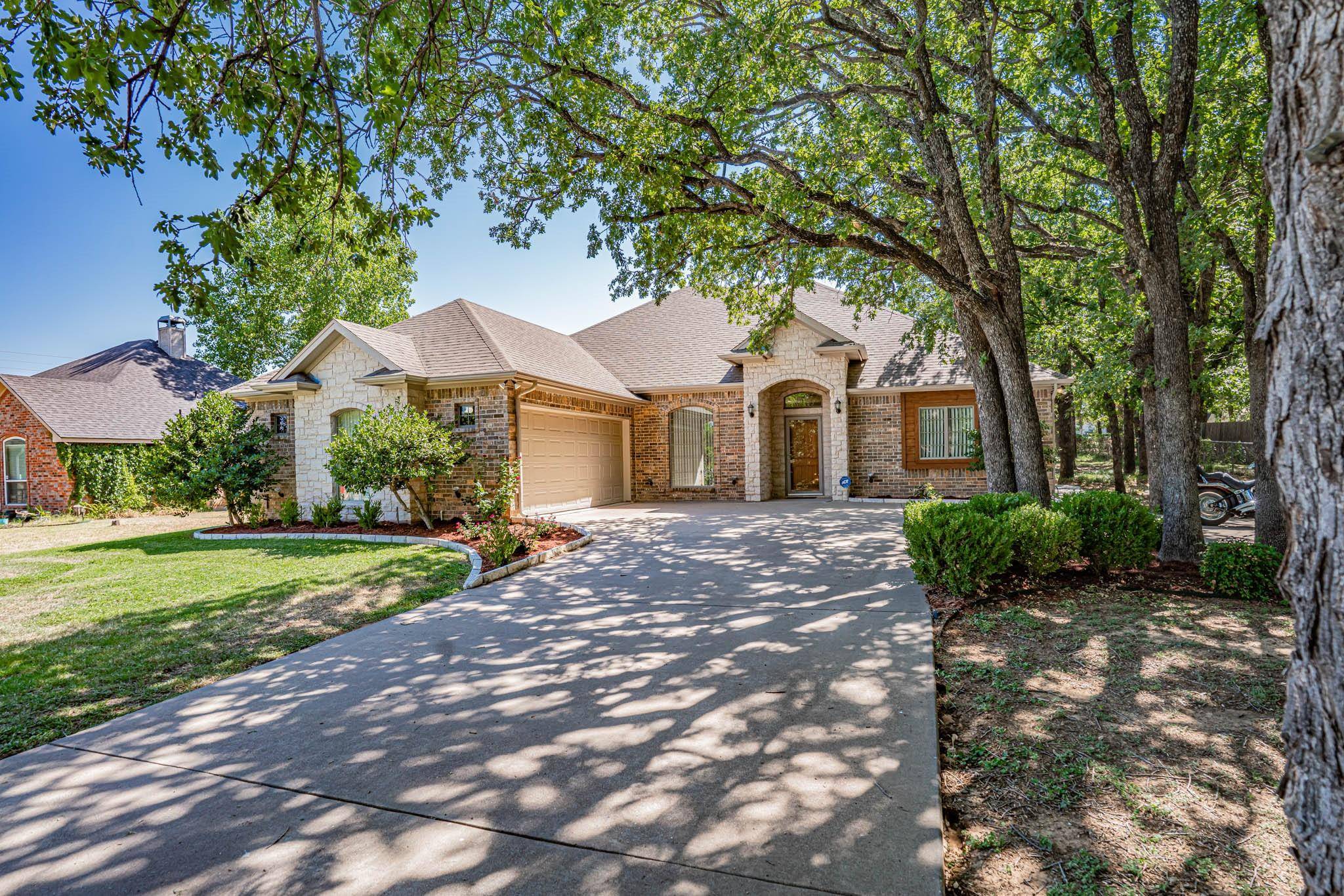 Granbury, TX 76049,2610 Royal Lane