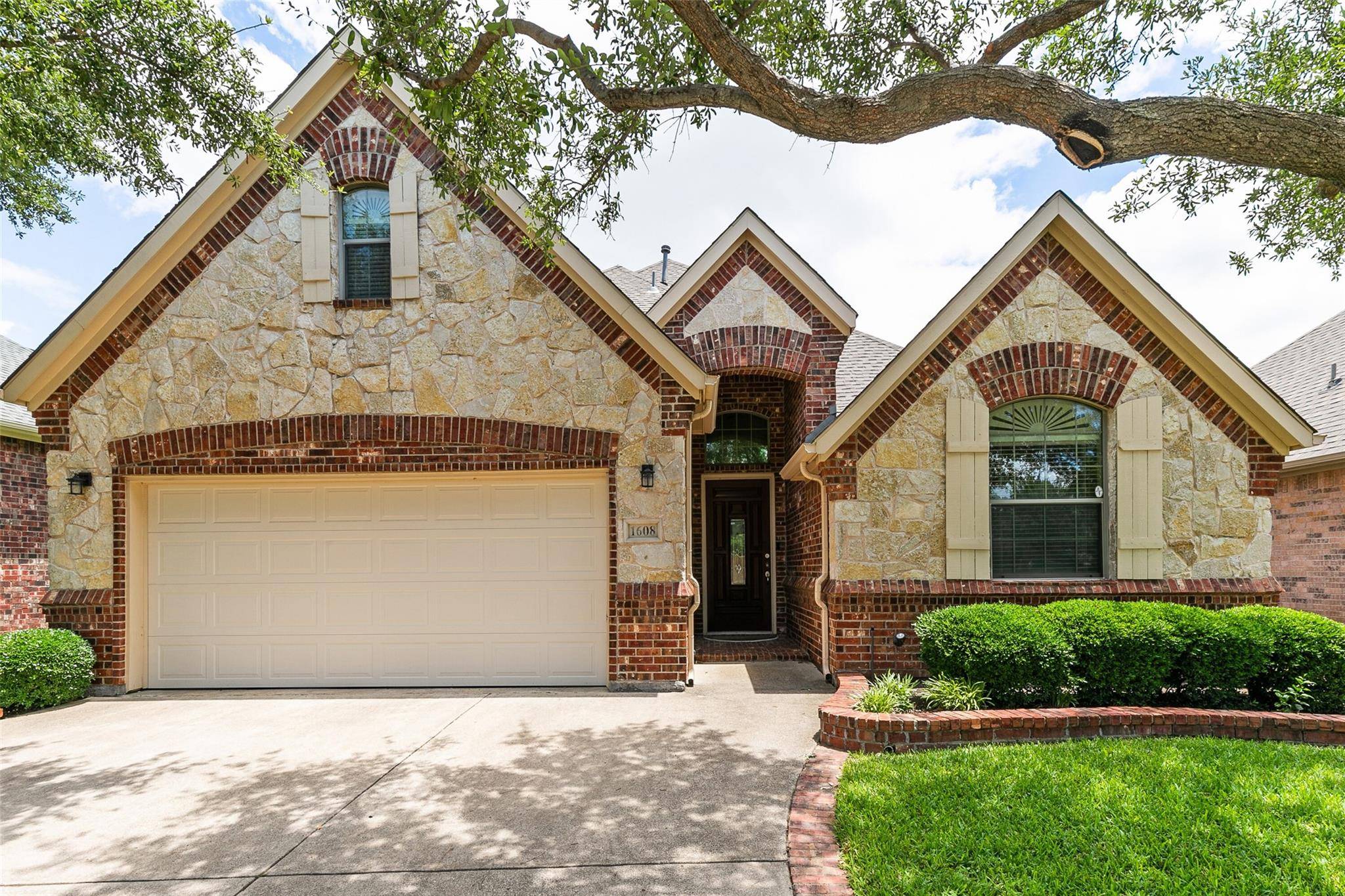 Euless, TX 76039,1608 Edinborough Court