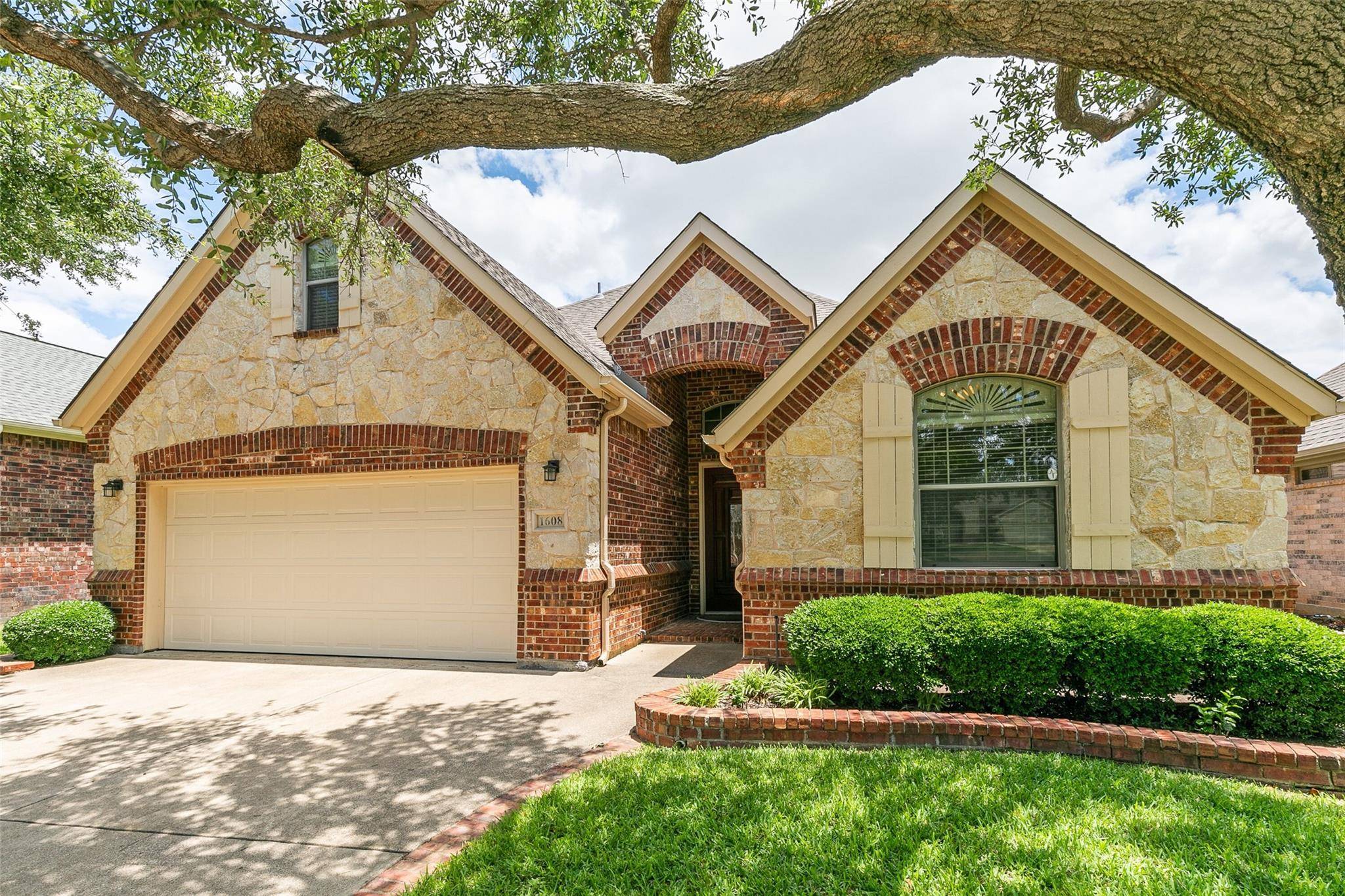 Euless, TX 76039,1608 Edinborough Court