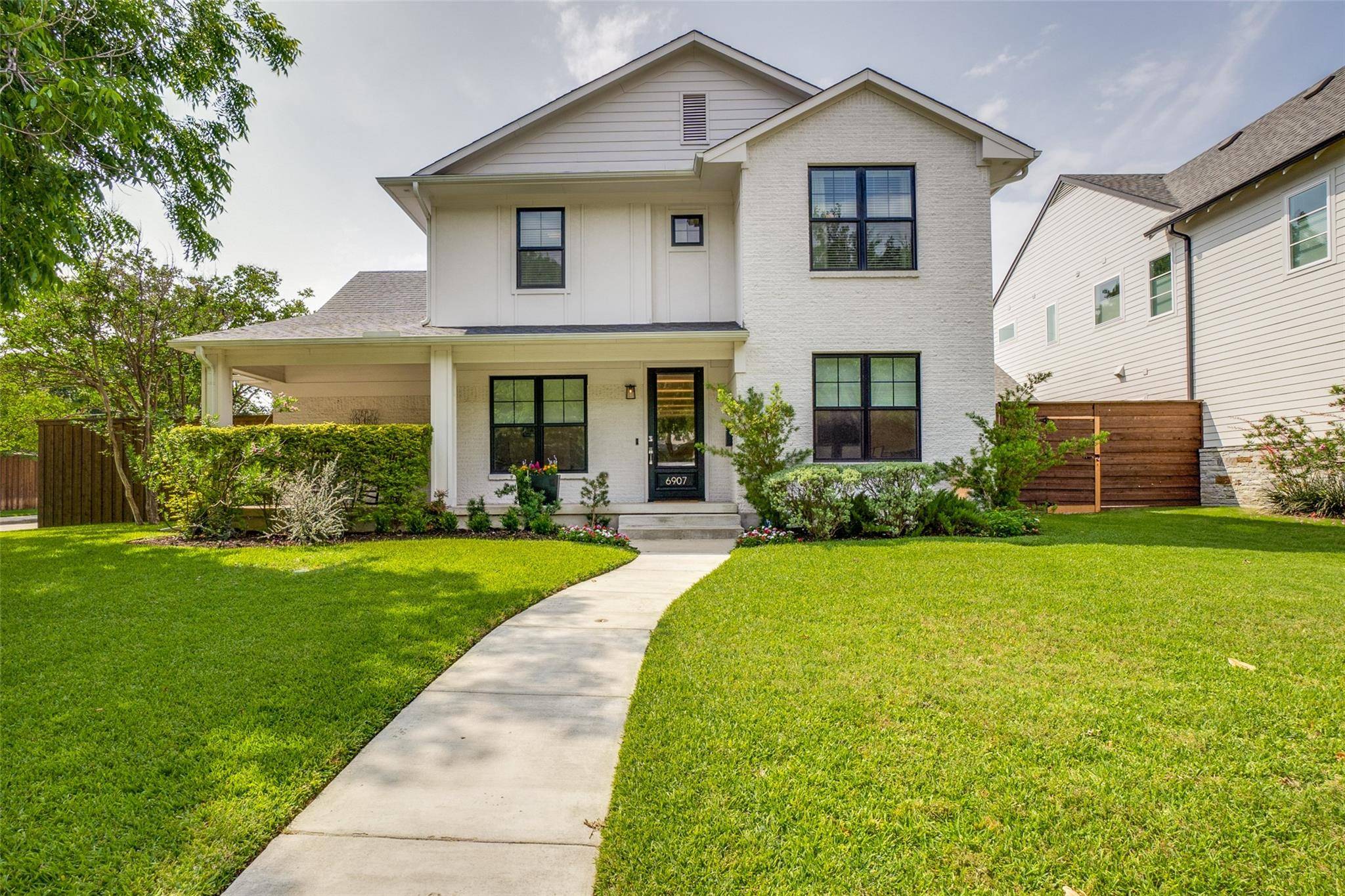 Dallas, TX 75214,6907 Santa Maria Lane