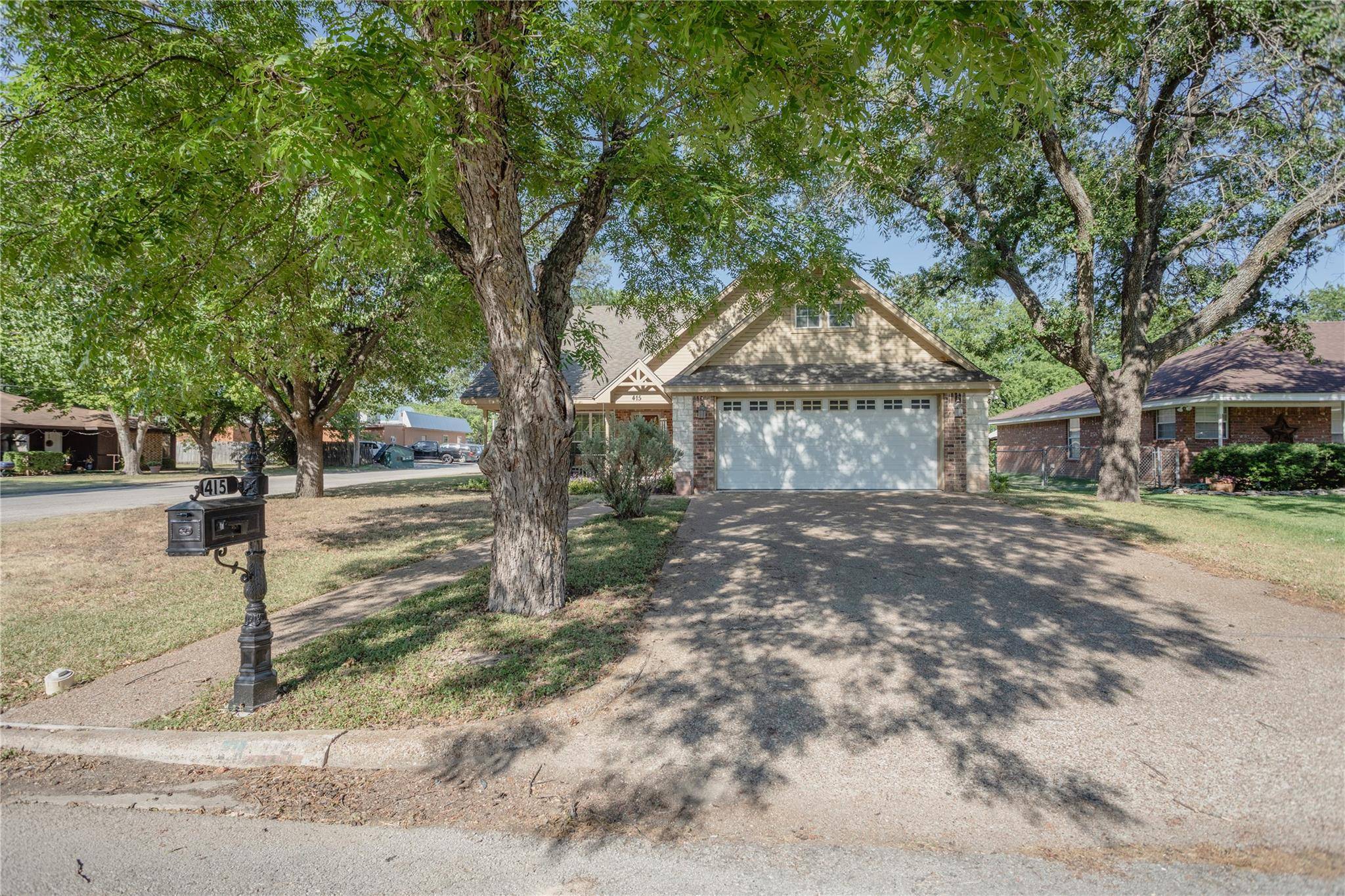 Clifton, TX 76634,415 S Avenue F