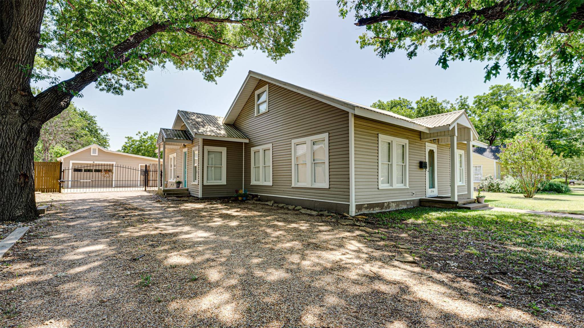 Waxahachie, TX 75165,204 Floyd Street