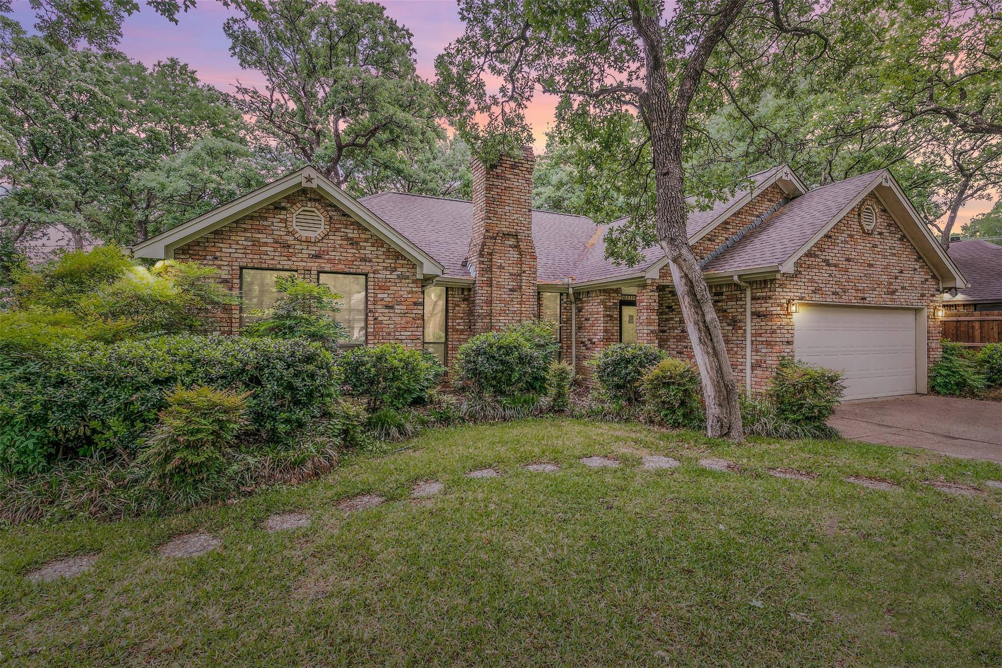 Burleson, TX 76028,932 Glen Oak Drive