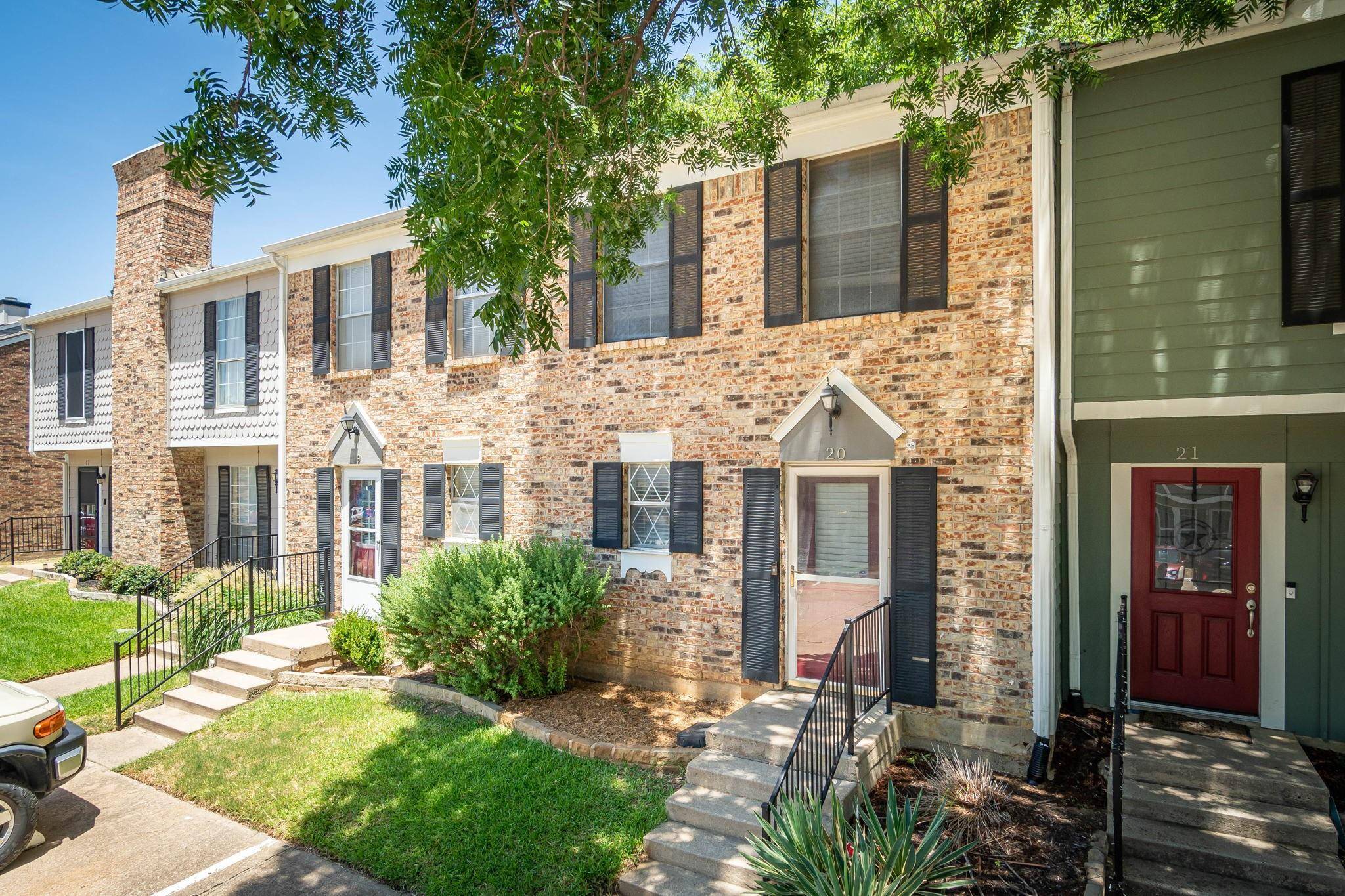 Euless, TX 76039,20 Abbey Road