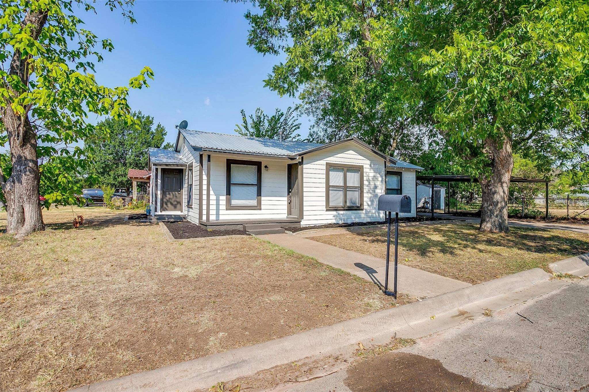 Cleburne, TX 76033,902 Poindexter Avenue