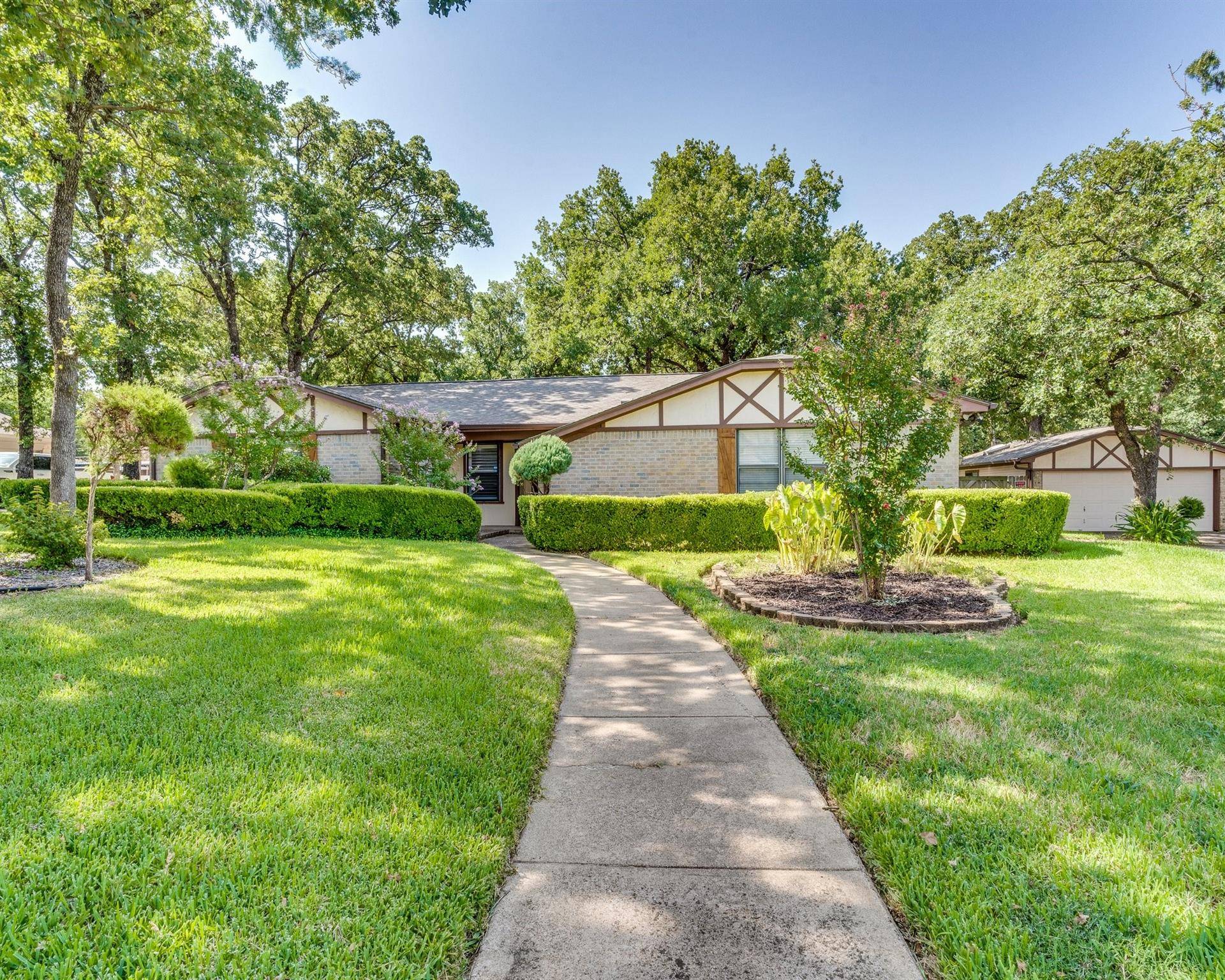 Burleson, TX 76028,204 Shadowoak Drive