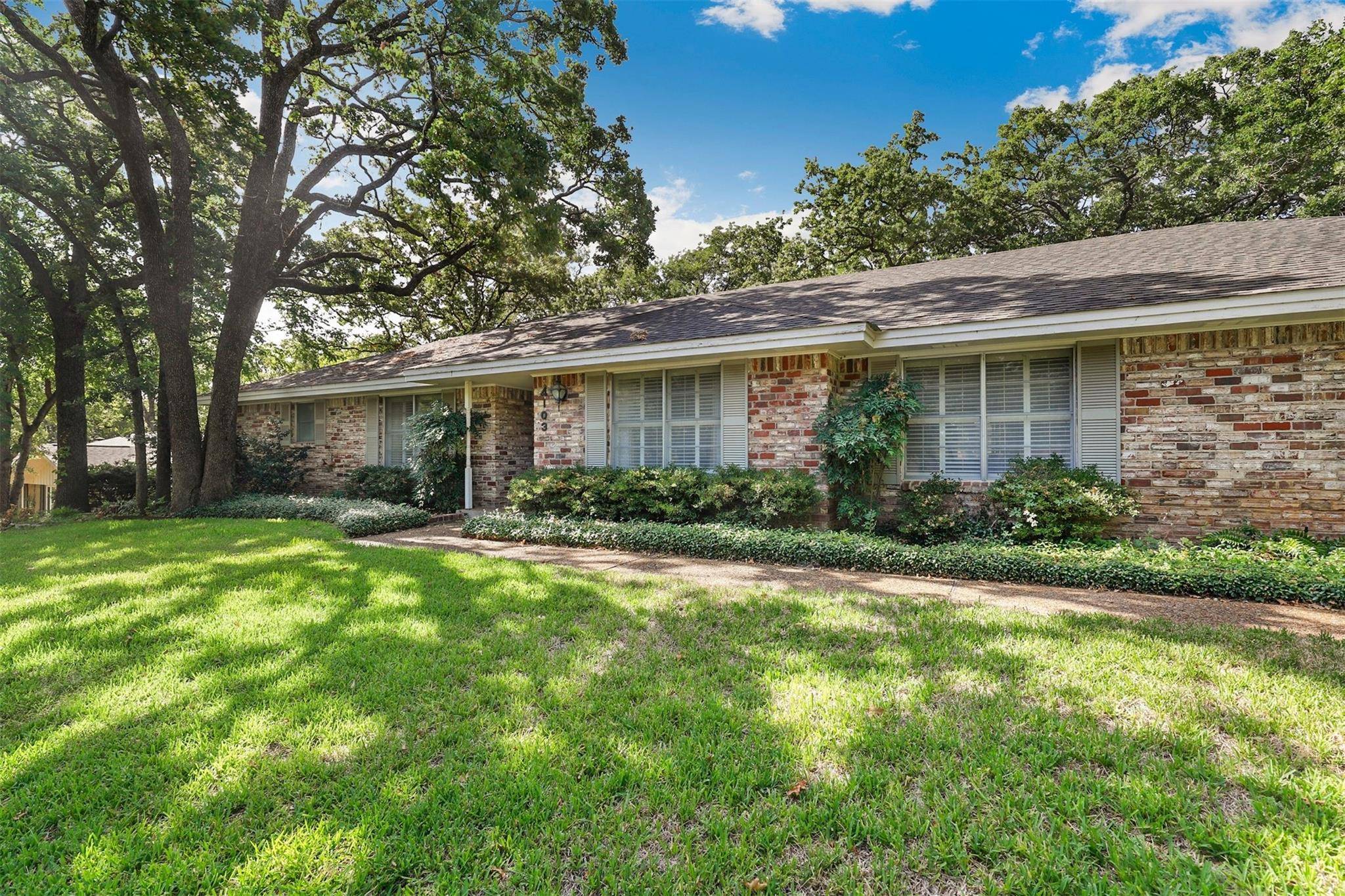 Euless, TX 76040,4103 Hollow Oak Drive